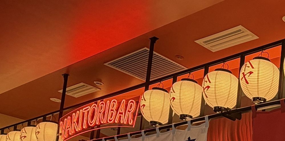 YAKITORIBARのネオンと提灯が並ぶ店先